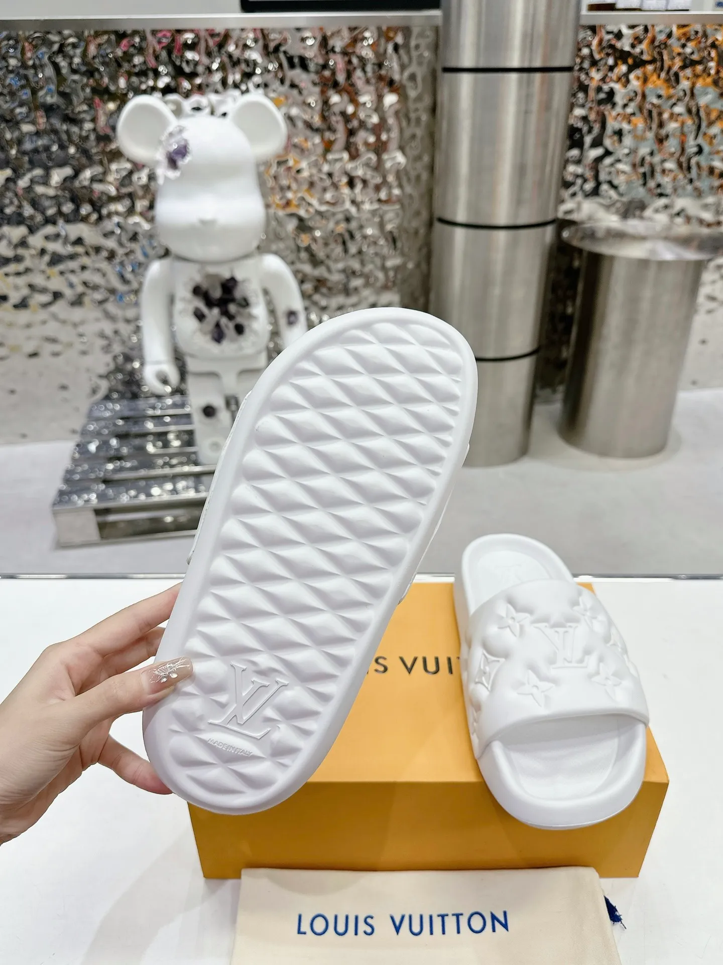 [L Home] P: 280💰 ▪️Shoe size: Women's 35-40 Men's 38-46▪️Packaging: Counter top quality~original packaging 𝟐𝟎𝟐5 Louis Vuitton counter's new embossed slippers, lv monogram embossed slippers, Waterfront sandals are back with a new look, and the upper buckle is embossed with lv's iconic Monogram pattern. Made of waterproof rubber with a comfortable and resilient insole. The lightweight, flexible outsole is embossed with the Louis Vuitton logo. ▪️Fabric: Original molded rubber foam surface ▪️Technology: embossed logo ▪️Sole: Original molded rubber foam outsole ▪️Sole thickness: 3CM.